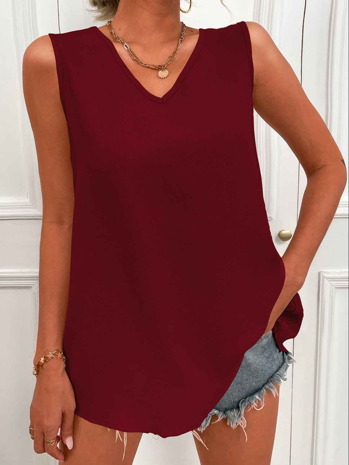 V-Neck Tunic Tank with Curved Hem for Effortless Style and Comfort