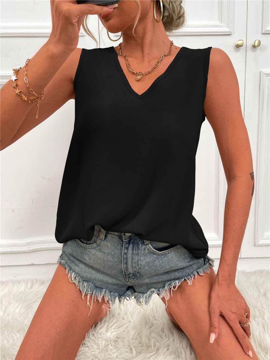 V-Neck Tunic Tank with Curved Hem for Effortless Style and Comfort