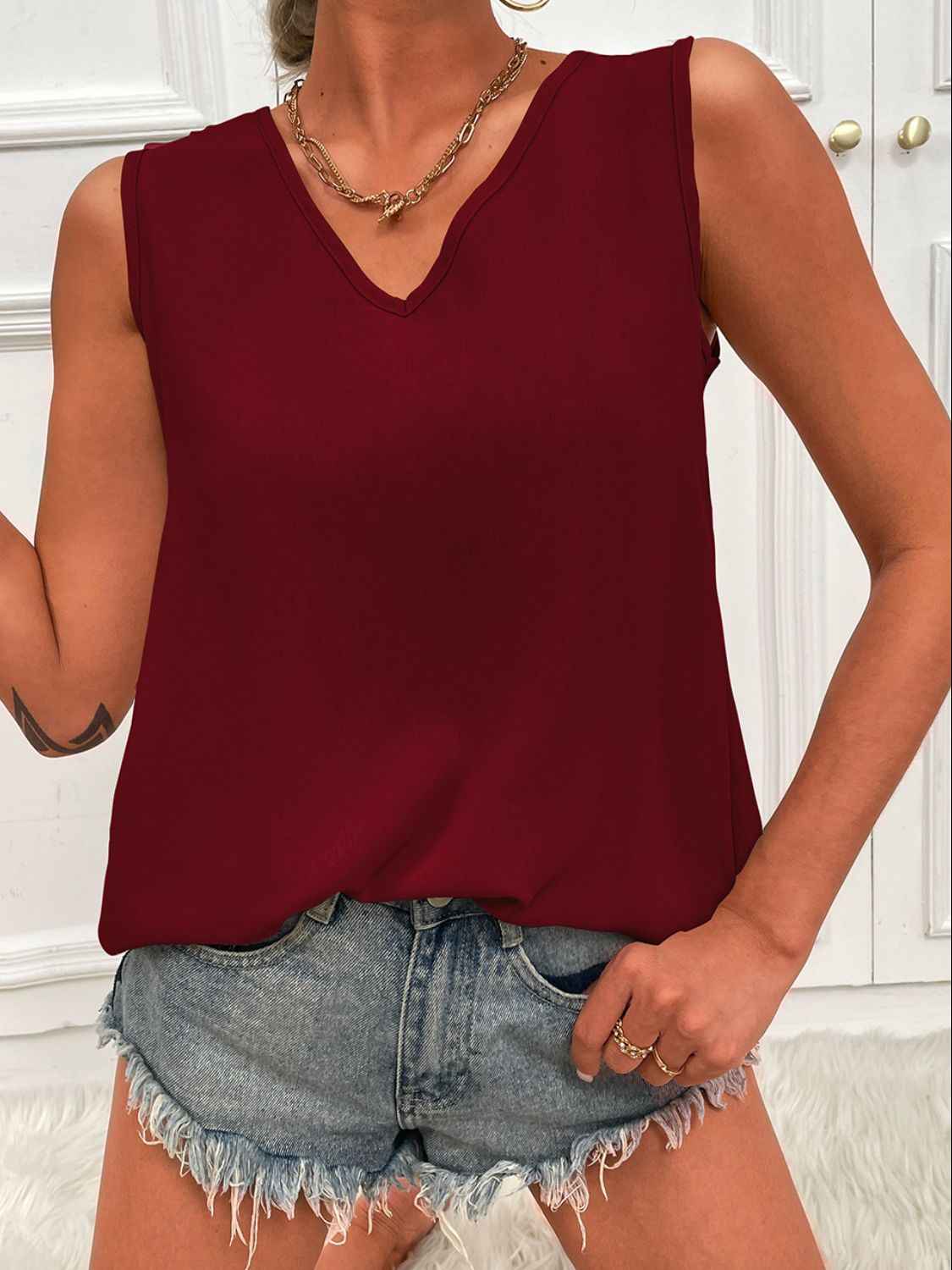 V-Neck Tunic Tank with Curved Hem for Effortless Style and Comfort